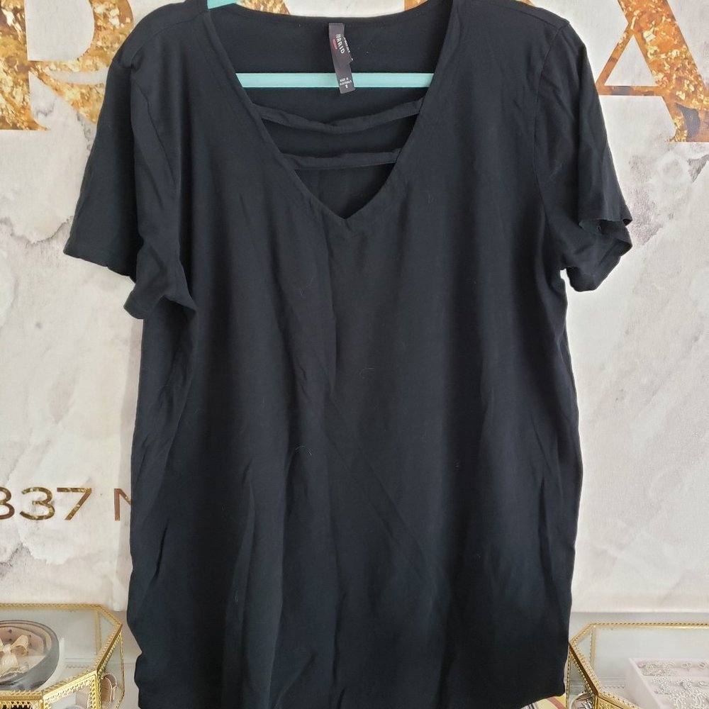NEVER WORN - Torrid - Blk - V-neck Tee